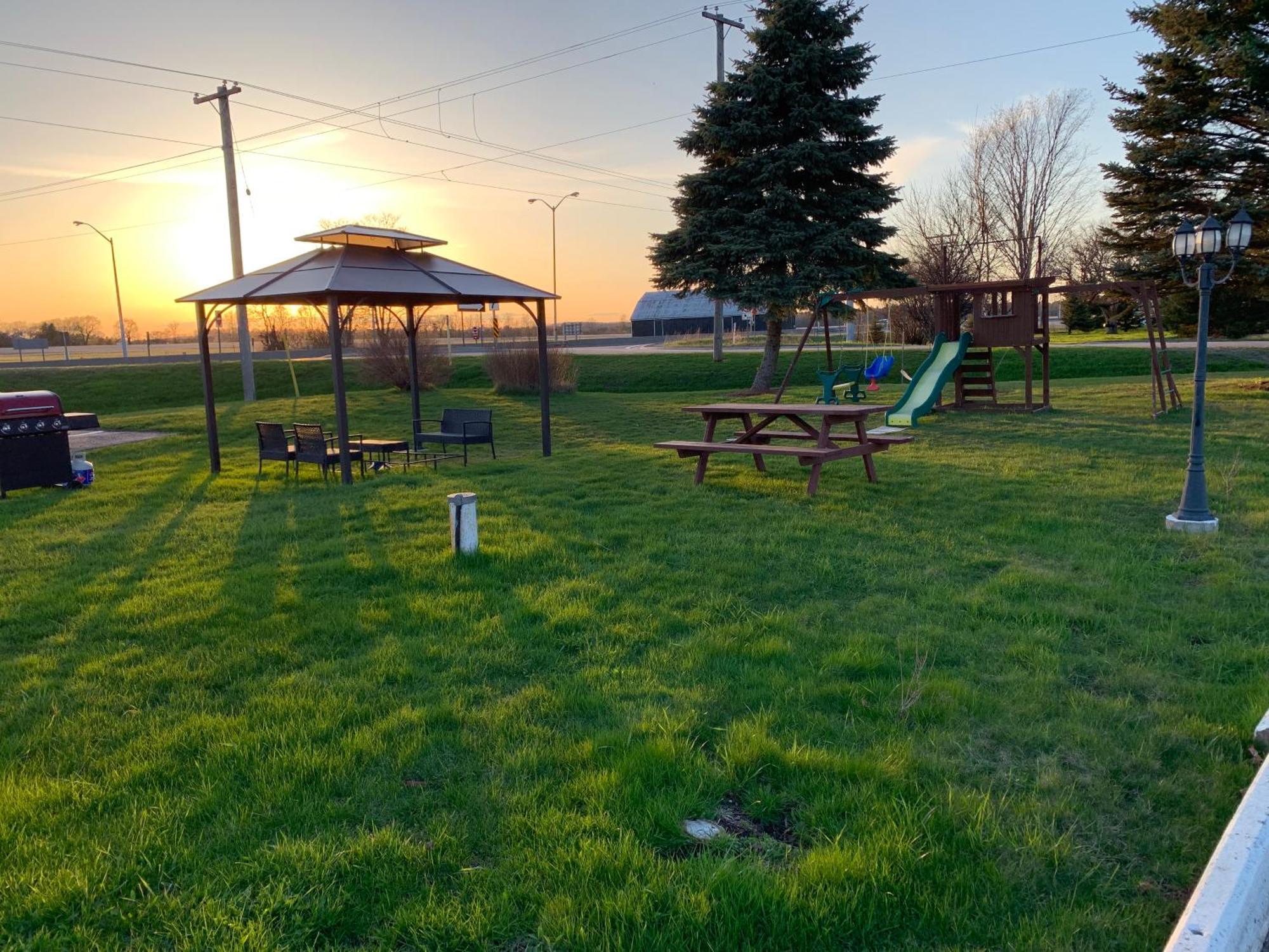 Twin Oaks Motel Orono 외부 사진