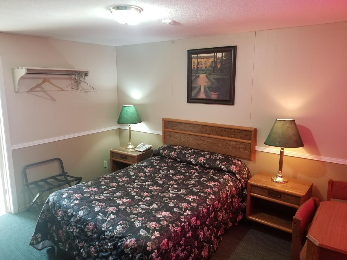 Twin Oaks Motel Orono 외부 사진